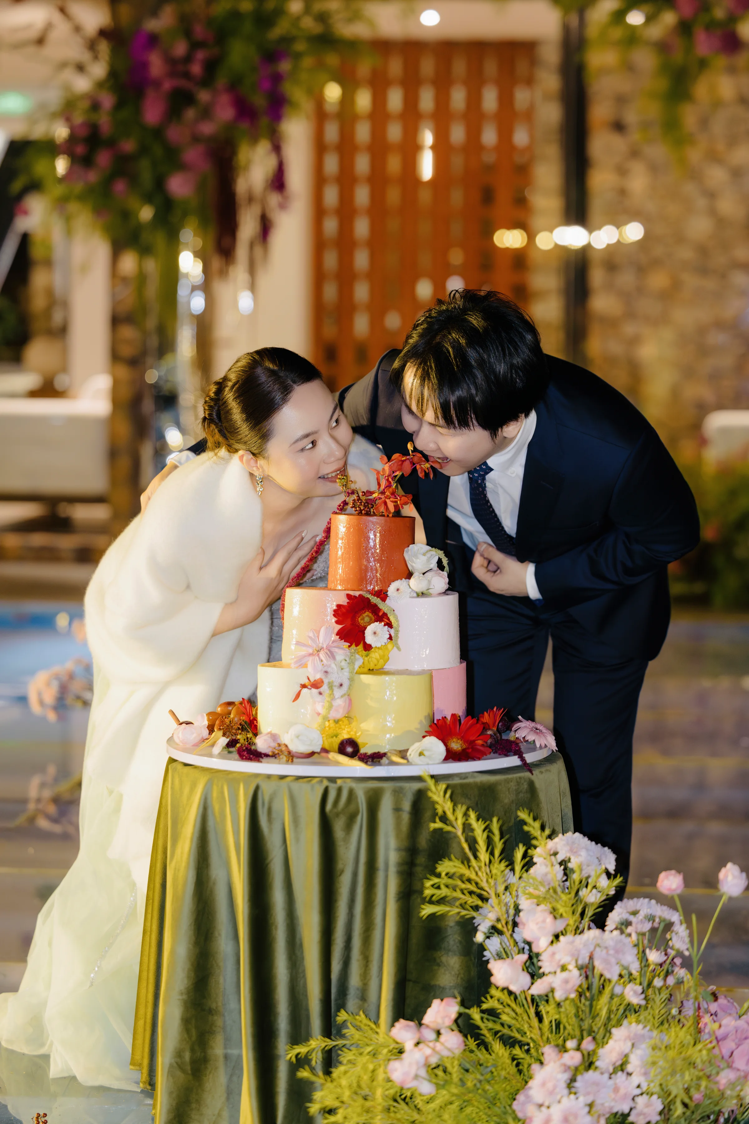Couple sharing a kiss at the cake table
